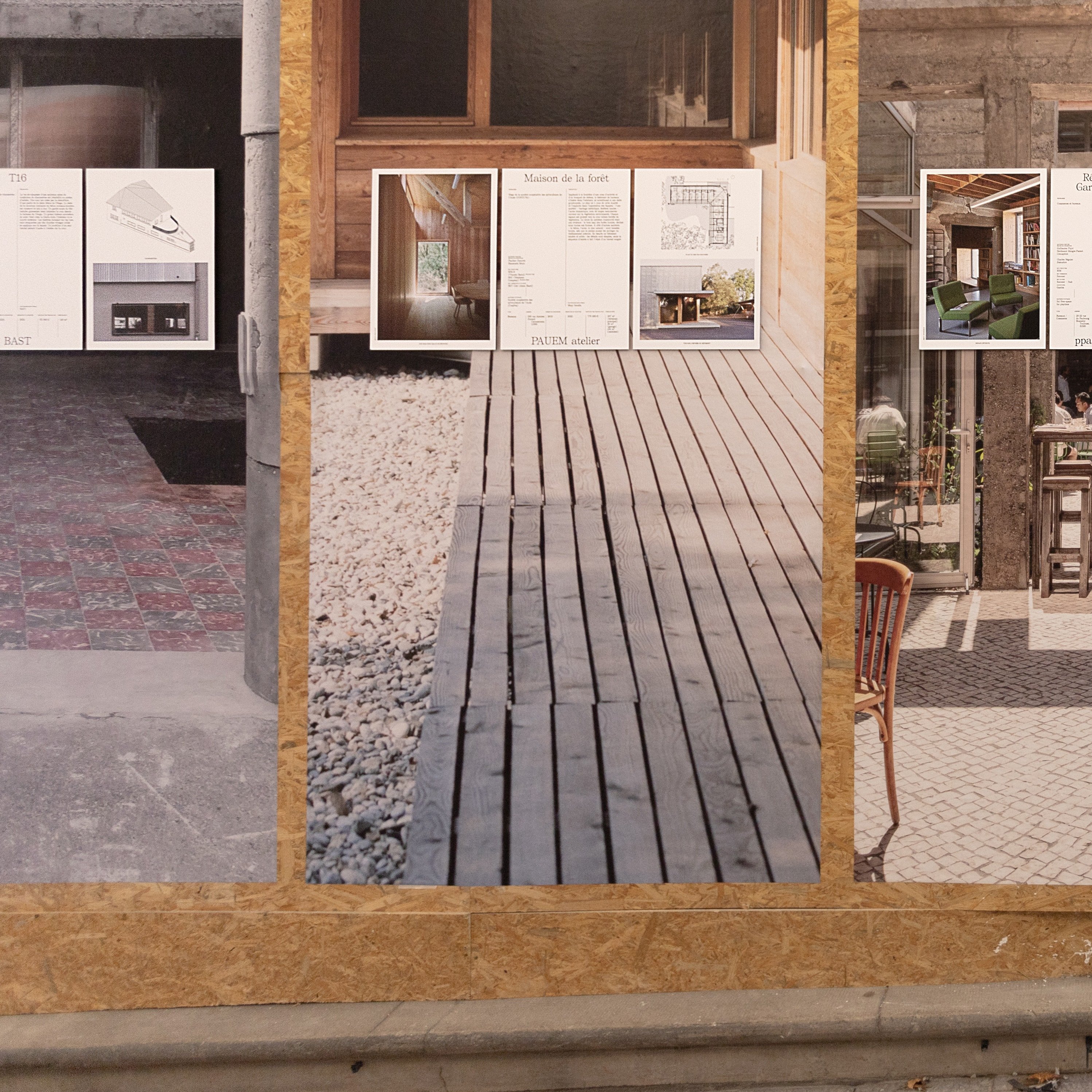 Vue de près des panneaux explicatifs