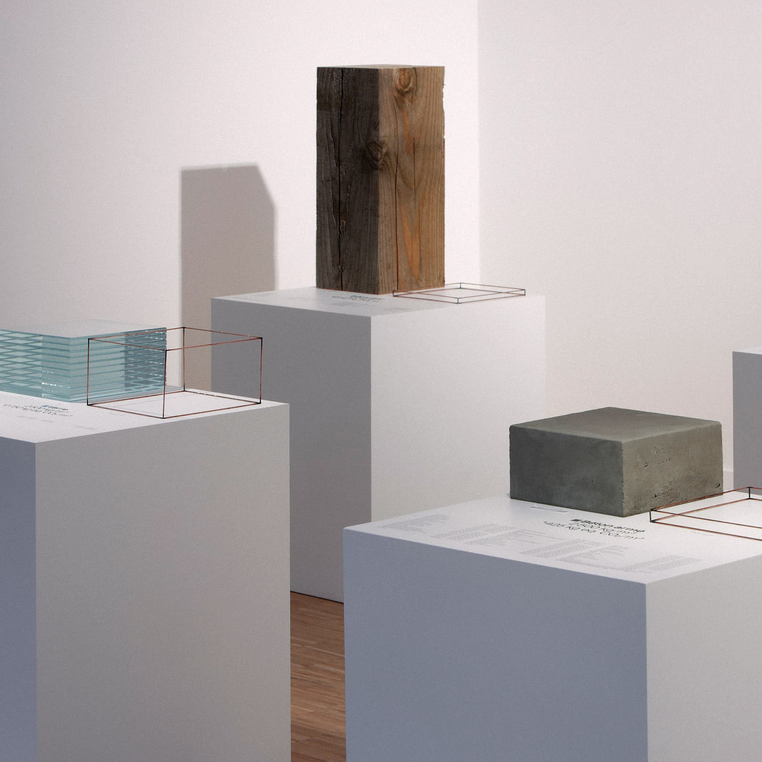 Matérialisation de l'empreinte carbone des différentes matières: verre, bois et béton.