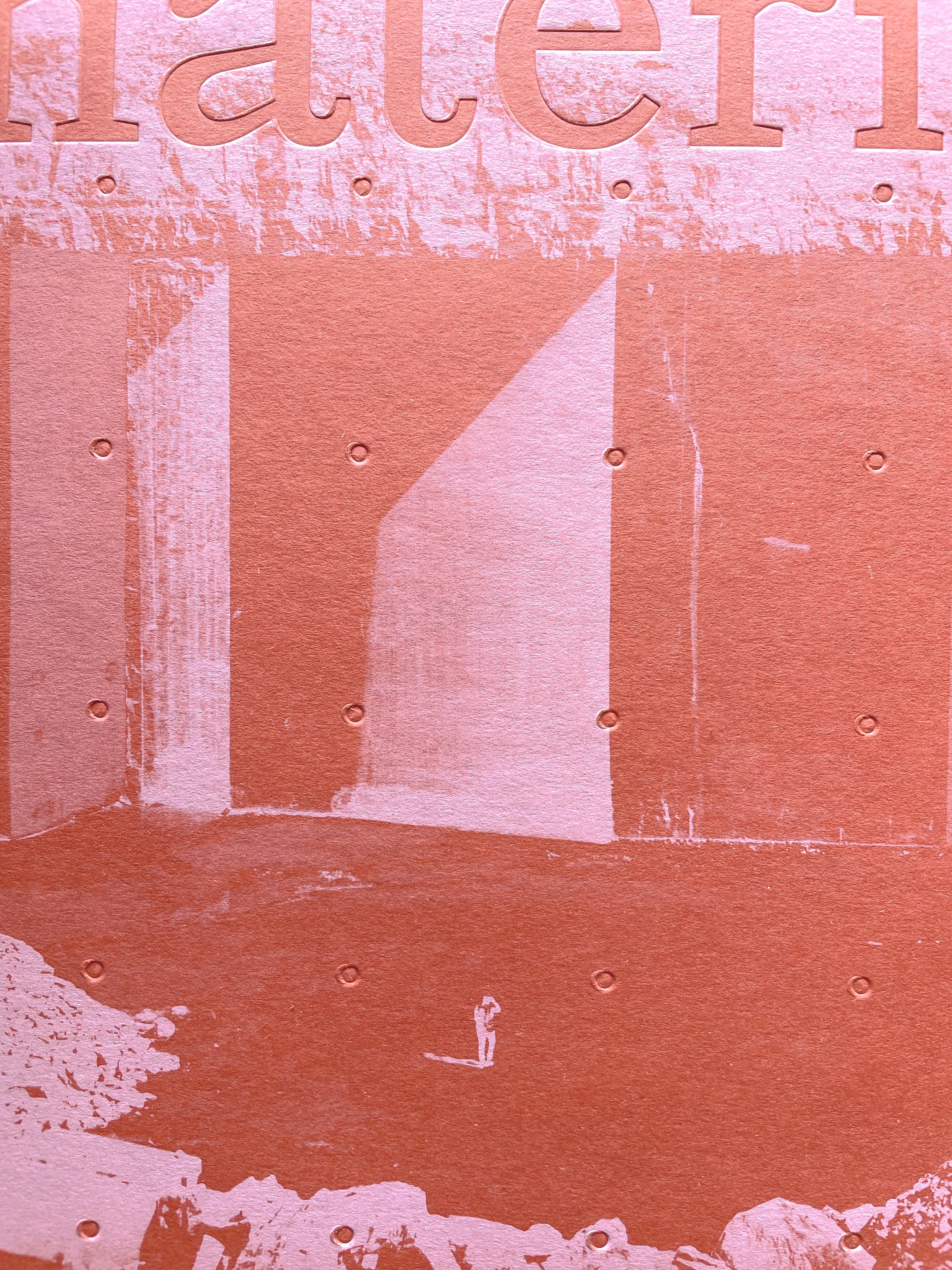 Détail de la couverture: foulage d'une grille de points, et impression blanche sur papier rouge teinté masse.