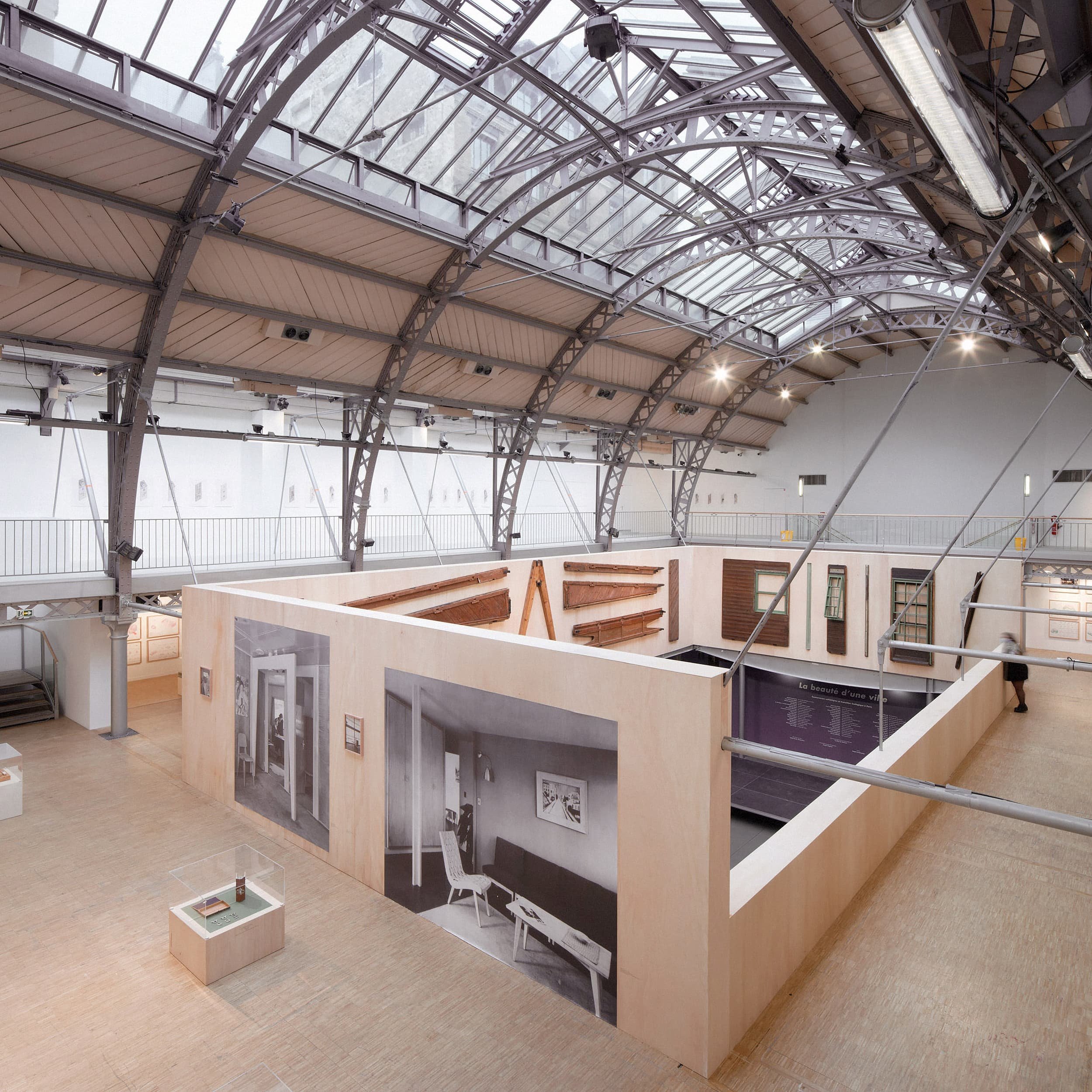 Vue d'ensemble de l'exposition dans la grande nef du Pavillon de l'Arsenal