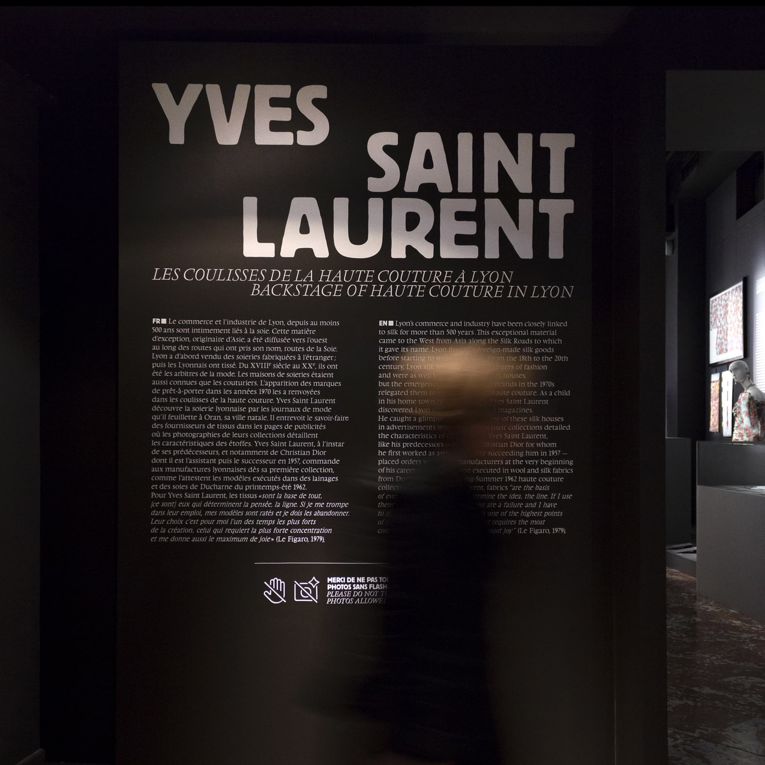 Texte introductif de l'exposition en texte blanc sur fond noir