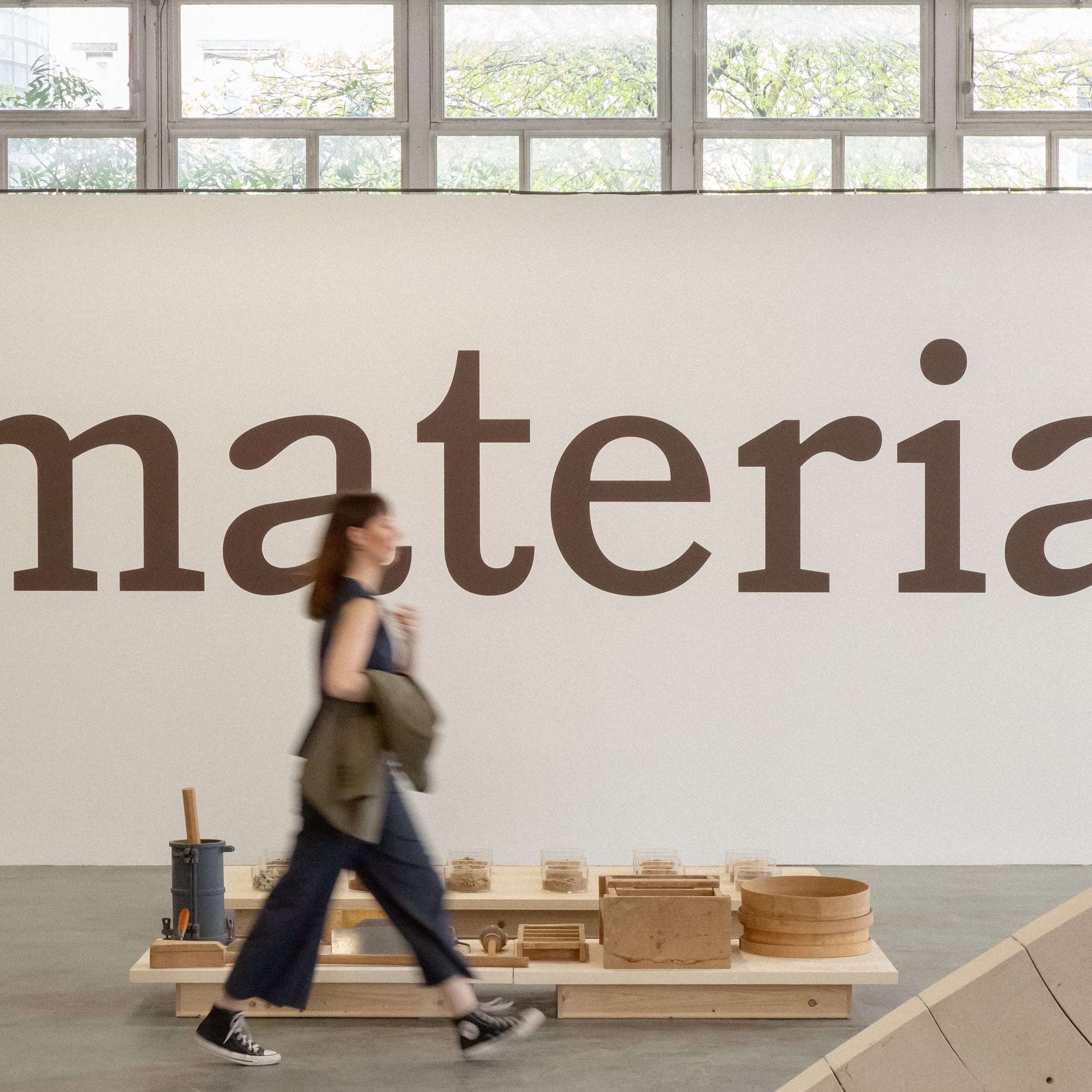 Grand titre de l'exposition Materia, devant la table des matériaux