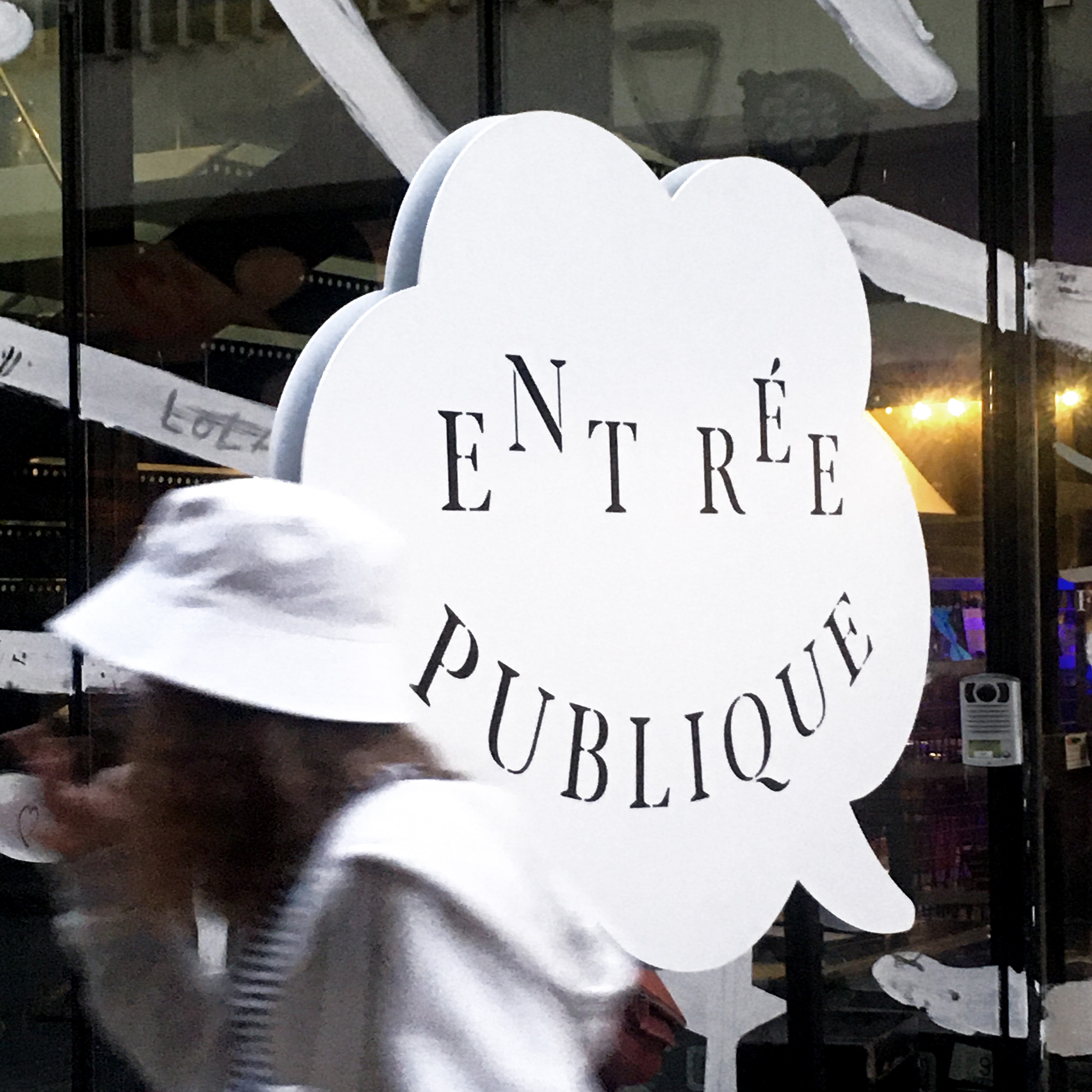 Silhouette de nuage désignant l'entrée publique du théâtre